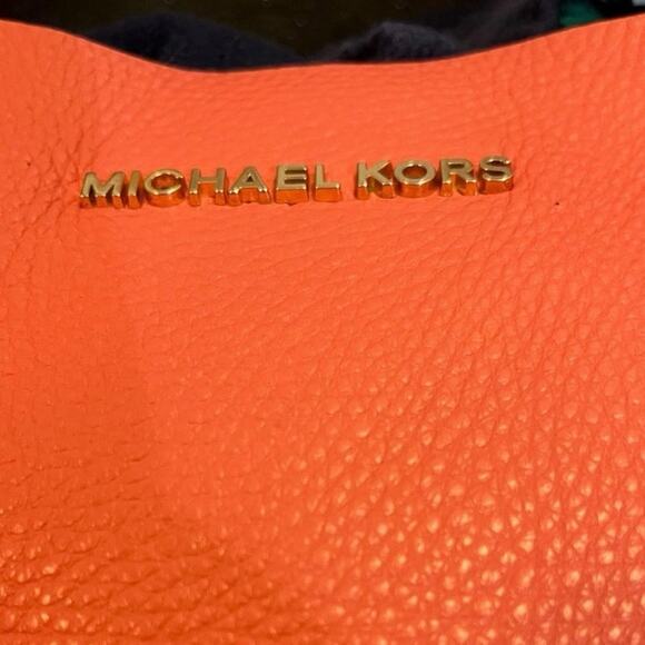 MICHAEL KORS Mae Large Reversible Tote Peach and Gold - Picture 3 of 12